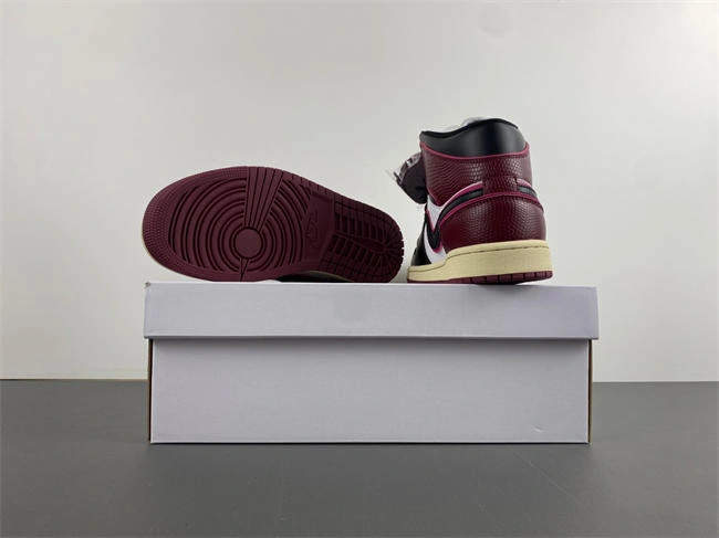 RelaxedFit AIR JORDAN 1 MID FQ7818- 3653