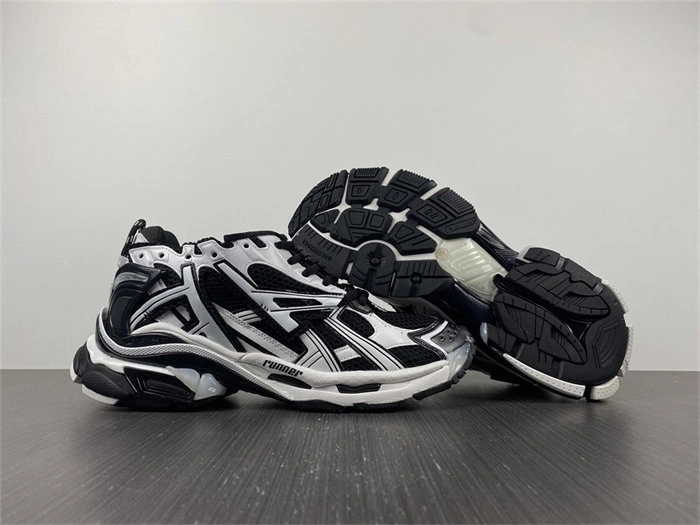 BestValue BLCG Runner White Black White  677403 W3RB2 4449