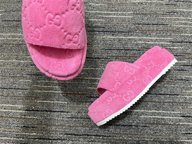 G*u*i side women attractive 460