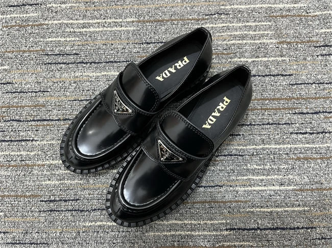 Breathable Prada Loafer Women 3340